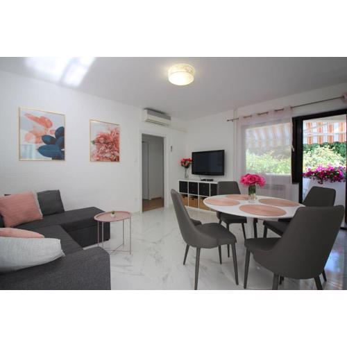 Komfortables Apartment mit privater Terrasse, Spielplatz, Grill, Liegen, Waschmaschine
