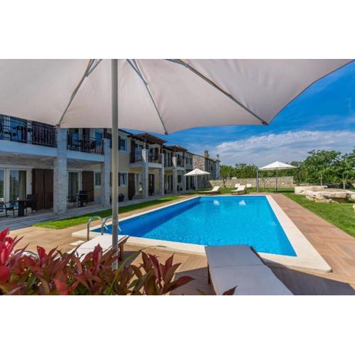 Komfortables Apartment mit Whirlpool, Pool, Klima, privater Terrasse - nur 5 km bis Porec