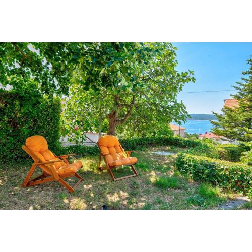 Komfortables Apartment nur 200 Meter zum Sandstrand mit Meerblick, Liegewiese, Grill
