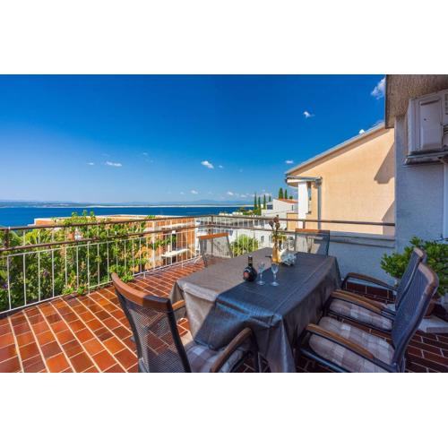 Komfortables Apartment nur 250 Meter zum Sandstrand mit privater Dachterrasse und Meerblick