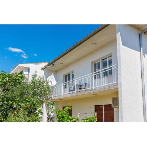 Komfortables Apartment nur 430 Meter zum Strand mit Meerblick, Balkon, Terrasse, Grillbereich