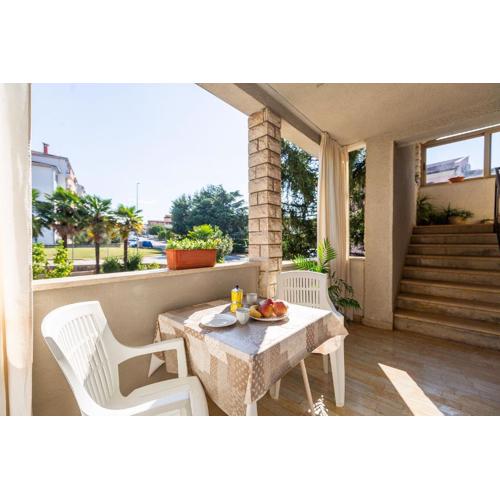 Komfortables Apartment wenige Minuten zur Altstadt von Porec und zum Strand mit Garten
