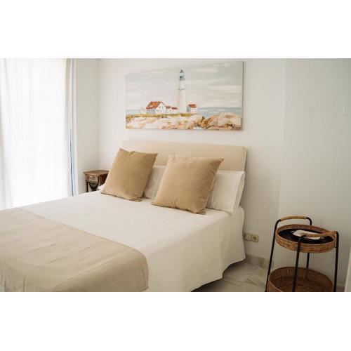 Komodo Marbella House - Bright Beachfront Duplex with Parking, Pool & Gym