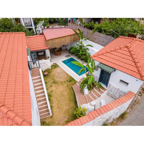 Köy İçinde Zevkle Döşenmiş Özel Havuzlu Lüks Taş Villa
