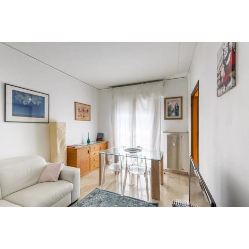 Kris- Mestre Bright Apartment with Parking!