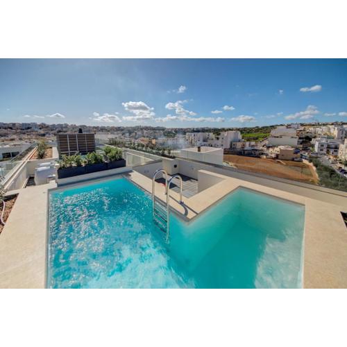Kuya -Private 2BR Penthouse with Pool & Sunbeds By JL