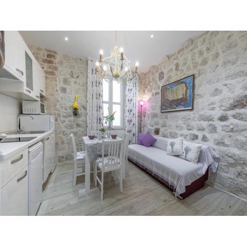L & L Old Town Apartments - One bedroom Apartment Lavander