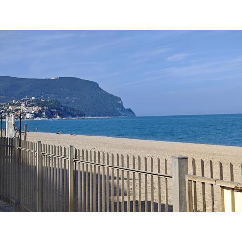 L01 - Trilocale fronte mare con spiaggia privata