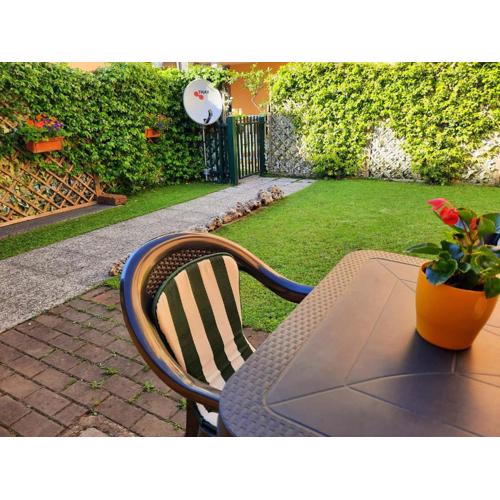 La casa di Davide con giardino e garage
