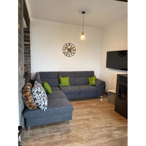 La Casa In Pietra, in front of Motorway, Perfect for Road Trips, with Private Parking