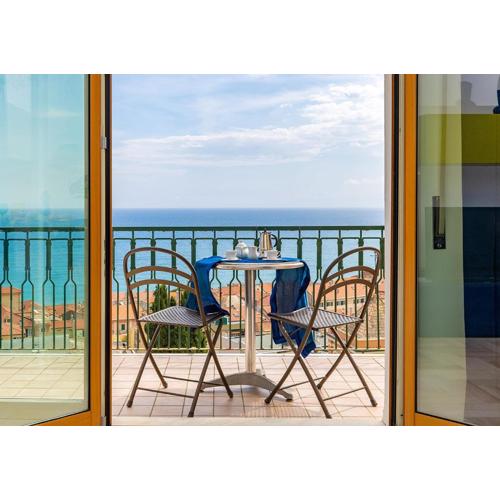 La Casa nel Blu with a Sea View and Private Parking
