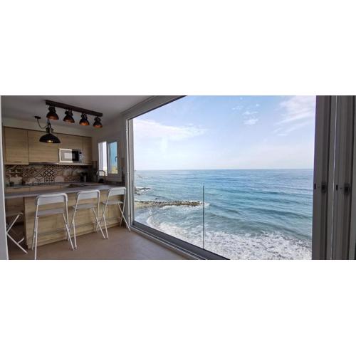 LA PERLA CRUISE Apartment on Private Beach, Modern with Aircon & wifi