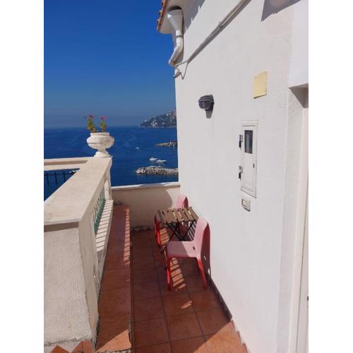 La stanza sul Porto di Amalfi camera piccina piccina con bagno privato e terrazzino vista mare
