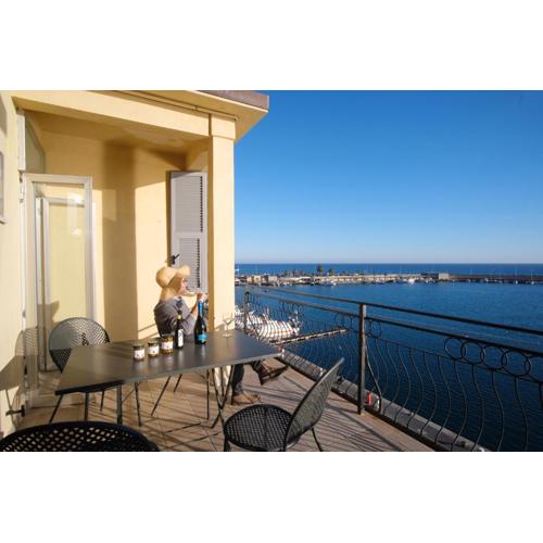 La terrazza sul porto