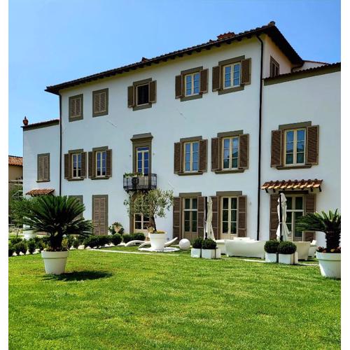 LA VILLA APARTMENTS - Convenient for Sardinia and Corsica - 4-5 beds -Private Parking included with Camera