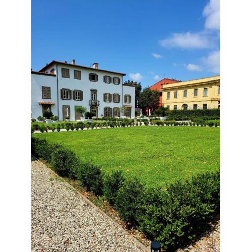 LA VILLA APARTMENTS - Convenient for Sardinia and Corsica - 4 beds - Private Parking included with Camera