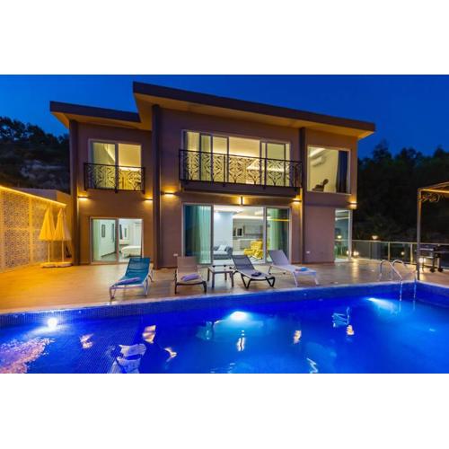 LA VILLA CELINE- XLarge villa complete privacy in nature, pool with wonderful view