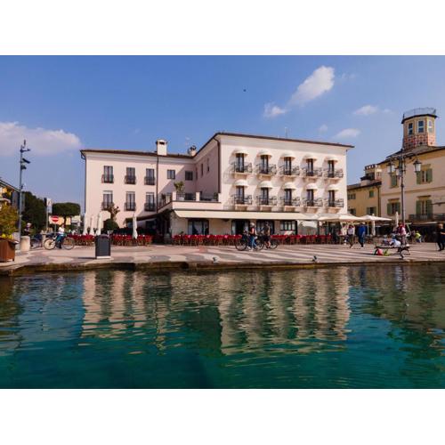 La Vista Postcard Hotel