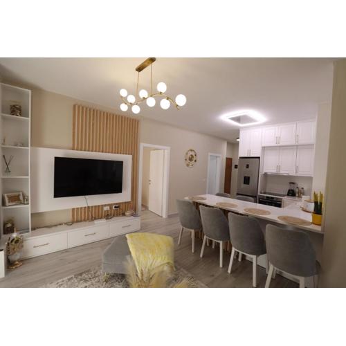 Lakeside Serenity Apartment