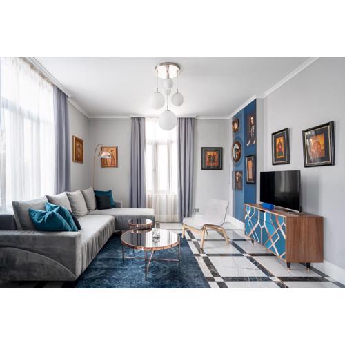 Landmark Luxe 2BR Apt with Parking
