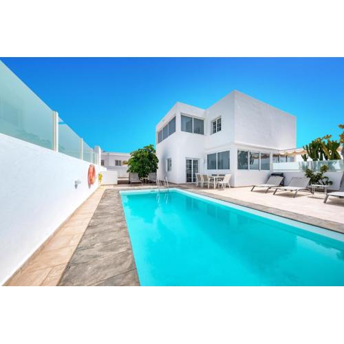 Lanzarote 2-private pool, BBQ, air-con