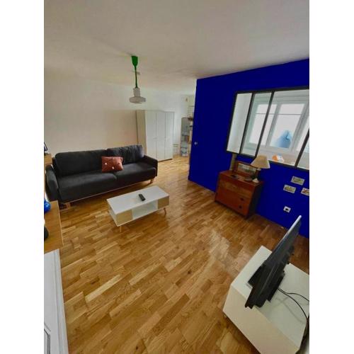Large 2-Room Air-Conditioned with Terrace - Near Train Station