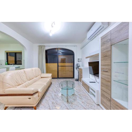 Large 3BR Apt with private balcony, St\