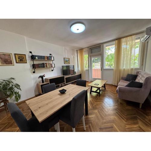 Large 3BR family apartment in the center and sand beach 5BD