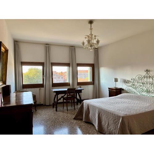 Large and Bright Apartment with Canal View