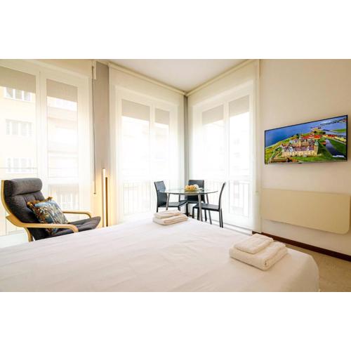 Large and bright studio in the heart of Bologna