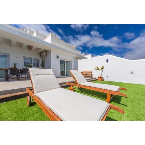 Large garden with countryside views, pool & WIFI