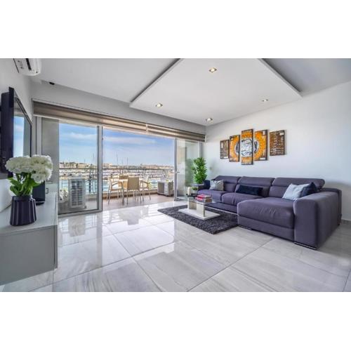 Large & Modern 3BR Seafront Apartment with Large Balcony - Close to Saint Julian\