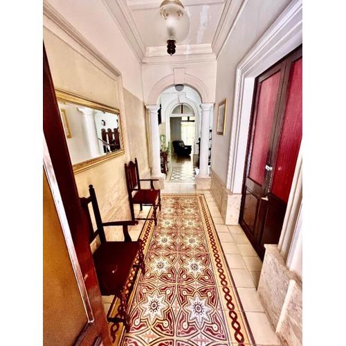 Large space on 2 levels with own roof in Townhouse