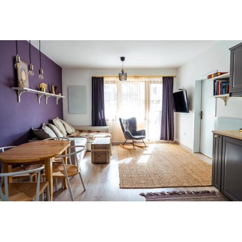 Large Stylish 2-bedroom apt, 2min walk to ski path, 7-8min walk to gondola