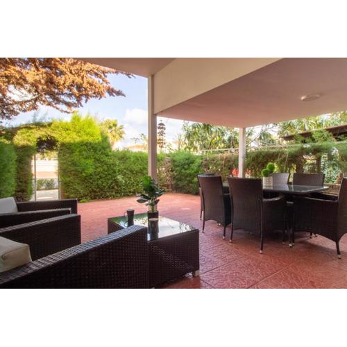 Large Veranda 2BR Walk to Beach