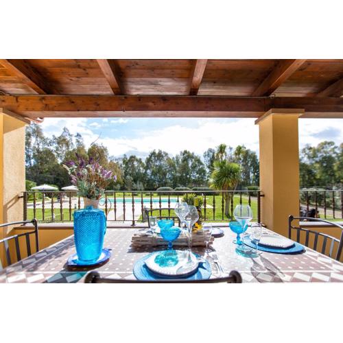 Large Villa Mediterranea in the heart of Coral Shore with swimming pool large garden with palm trees