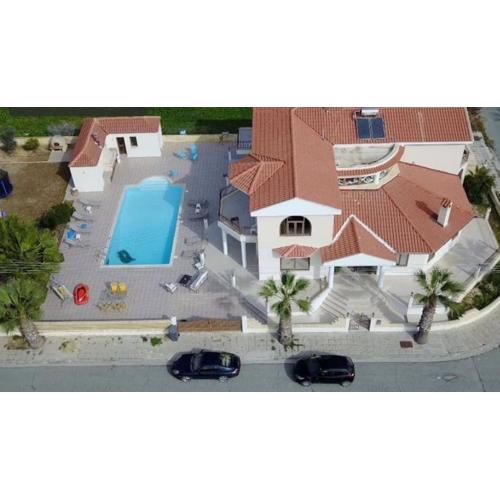 Larnaca Mansion Ideal for 3 Families or more