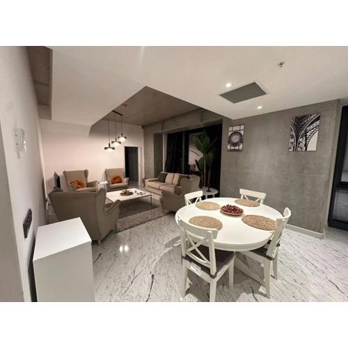 lavish apt with 180 ist view at 40F gym pool 89
