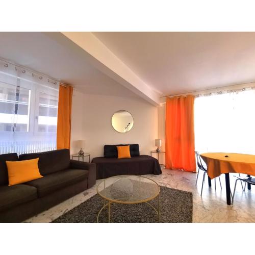 Le jaune Place Saint Georges 100m Parking Terrasse