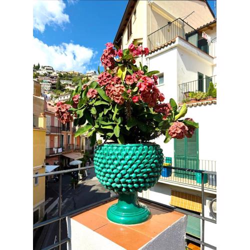 Le Pigne House with terrace in Taormina centre