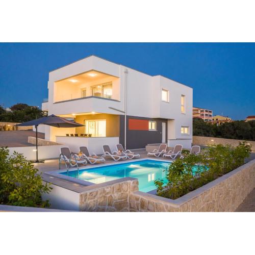 Lejla, sea view apartment with pool