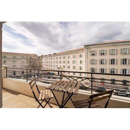 les LOFTS de SAINT CLAIR Un balcon à TOULON CENTRE VILLE, marché provençal, 4CH avec bureau et connexions WIFI haut débit, CLIM, 5 smart TV, 2 salles d\