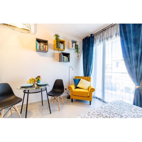 Light House - Seafront cosy studio with library