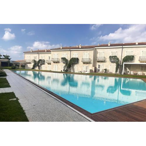 LIKE at HOME n 12 Poolside Garden Apartment