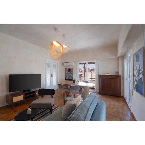 LIV - Artistic Rooftop Apartment in Pagrati