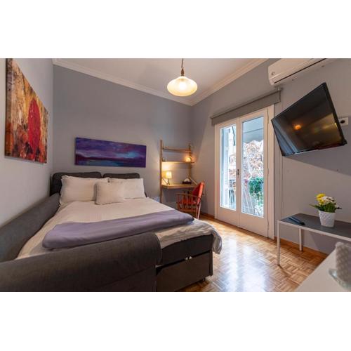 LIVANOS Charming Studio Steps from Metro