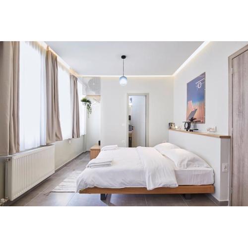 Live in a funky & renovated studio near Acropolis