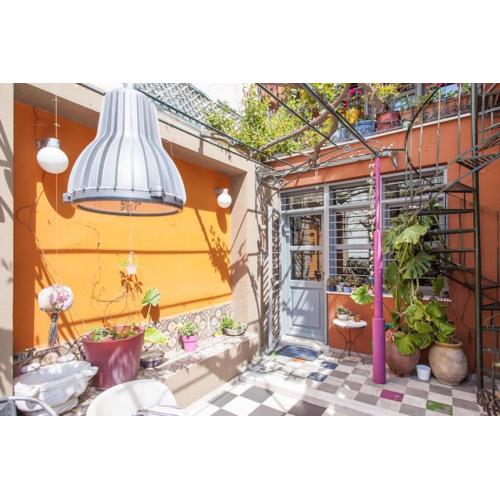 Living like in a cottage in the center of Athens