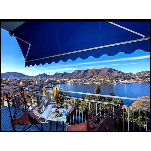 Lo Specchio Sul Lago - The House Of Travelers