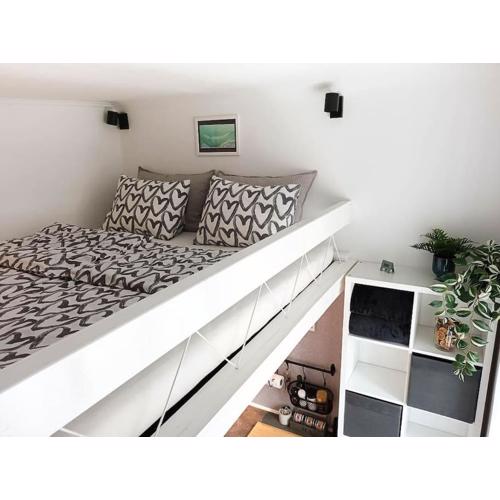 Loft Bed Studio with FREE Parking, 2 Bikes! Self check in, Wi-Fi, AC